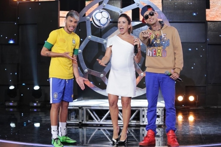Jul.2014 - Patrícia Abravanel arrisca embaixadinhas no palco do programa "Máquina da Fama", ao lado de sósias de Neymar e MC Guimê. No programa de 14 de julho, às 23h, se apresentam covers de artistas como Guimê, Capital Inicial, Paula Fernandes e Roberto Carlos