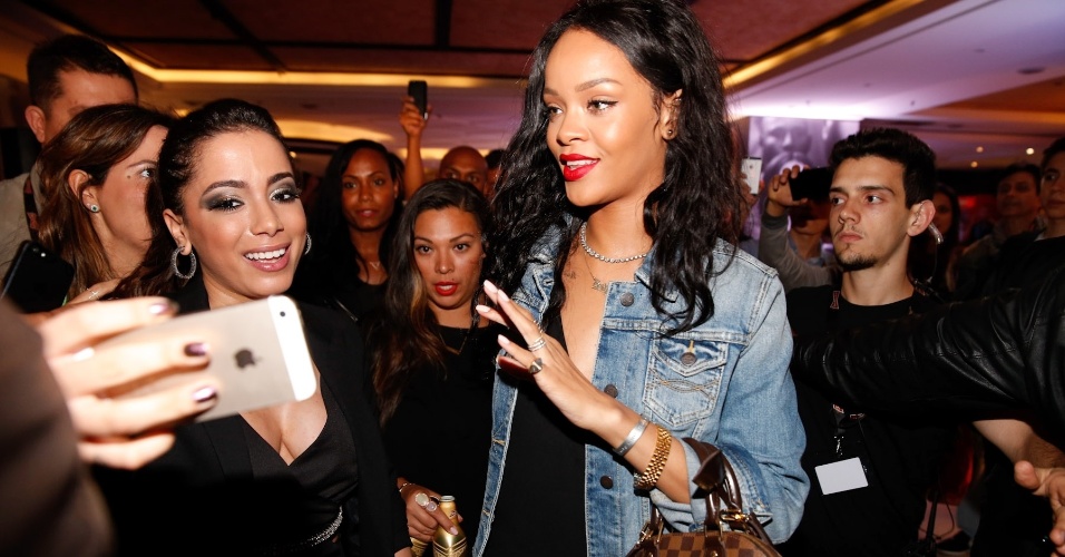 11.jul.2014 -  Anitta tieta Rihanna e consegue uma selfie com a cantora, que deixa o hotel no rio para jantar. A estrela pop internacional desembarcou nesta sexta e deve assistir à final da Copa do Mundo no Maracanã