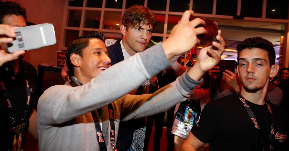 11.jul.2014 - Ao sair do hotel, fã aborda Ashton Kutcher e tira selfie com o astro. O ator chegou ao Brasil na última terça-feira e assistiu, ao lado de Luciano Hulk, a partida entre Brasil e Alemanha