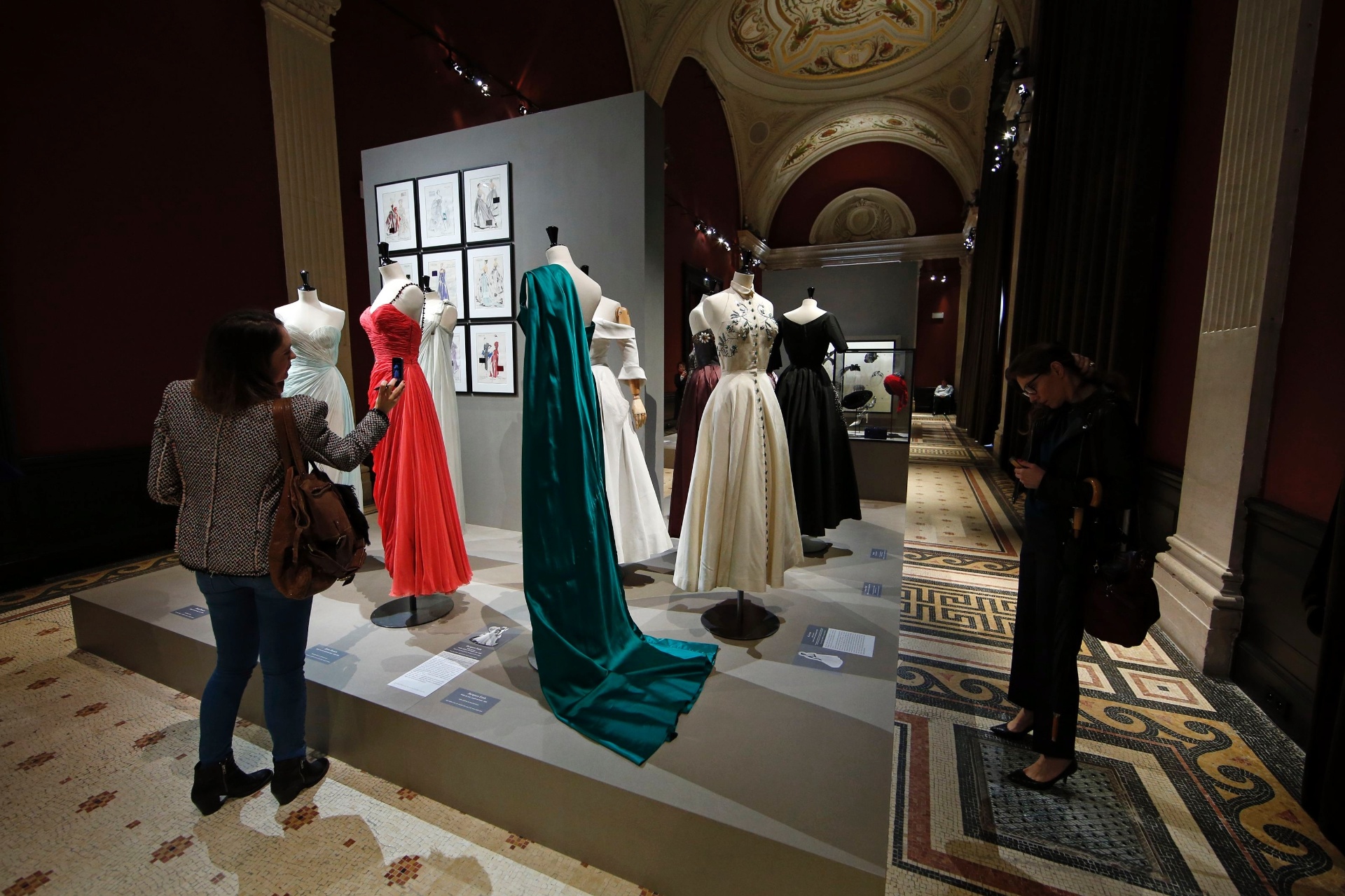 11.jul.2014 - Exposição "Les Années 50", realizada no Museu da Moda de Paris, mostra a elegância da alta-costura dos anos 50 - Benoit Tessier/Reuters