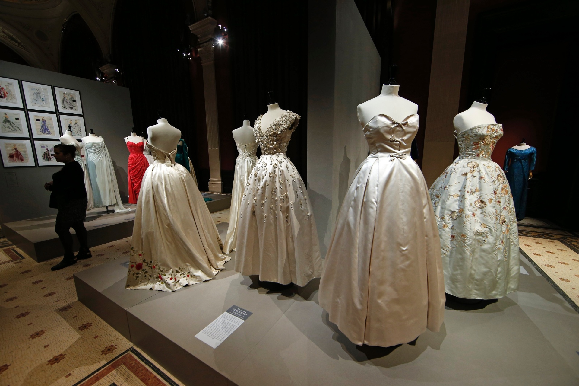 11.jul.2014 - Exposição "Les Années 50", realizada no Museu da Moda de Paris, mostra a elegância da alta-costura dos anos 50 - Benoit Tessier/Reuters