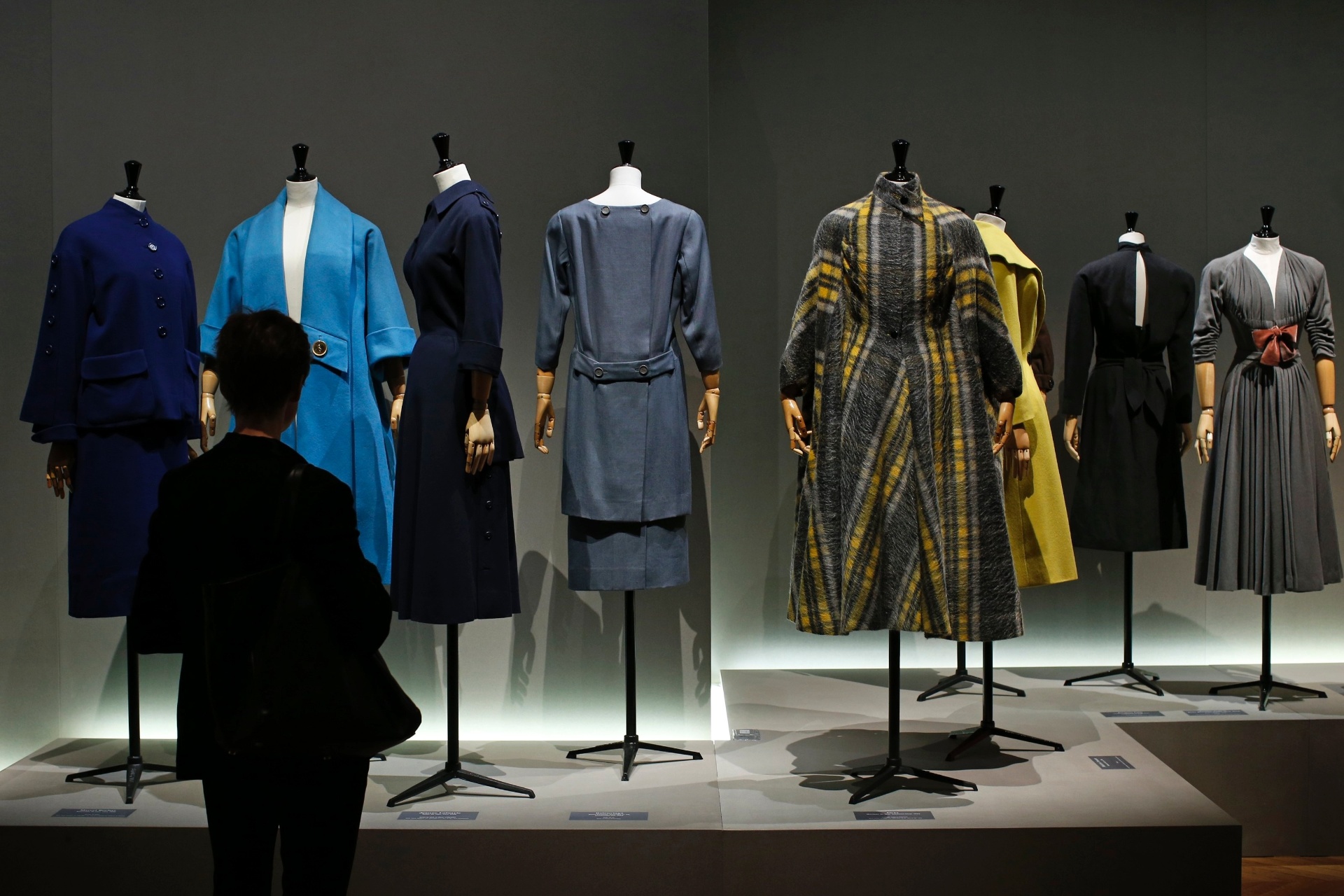 11.jul.2014 - Exposição "Les Années 50", realizada no Museu da Moda de Paris, mostra a elegância da alta-costura dos anos 50 - Benoit Tessier/Reuters