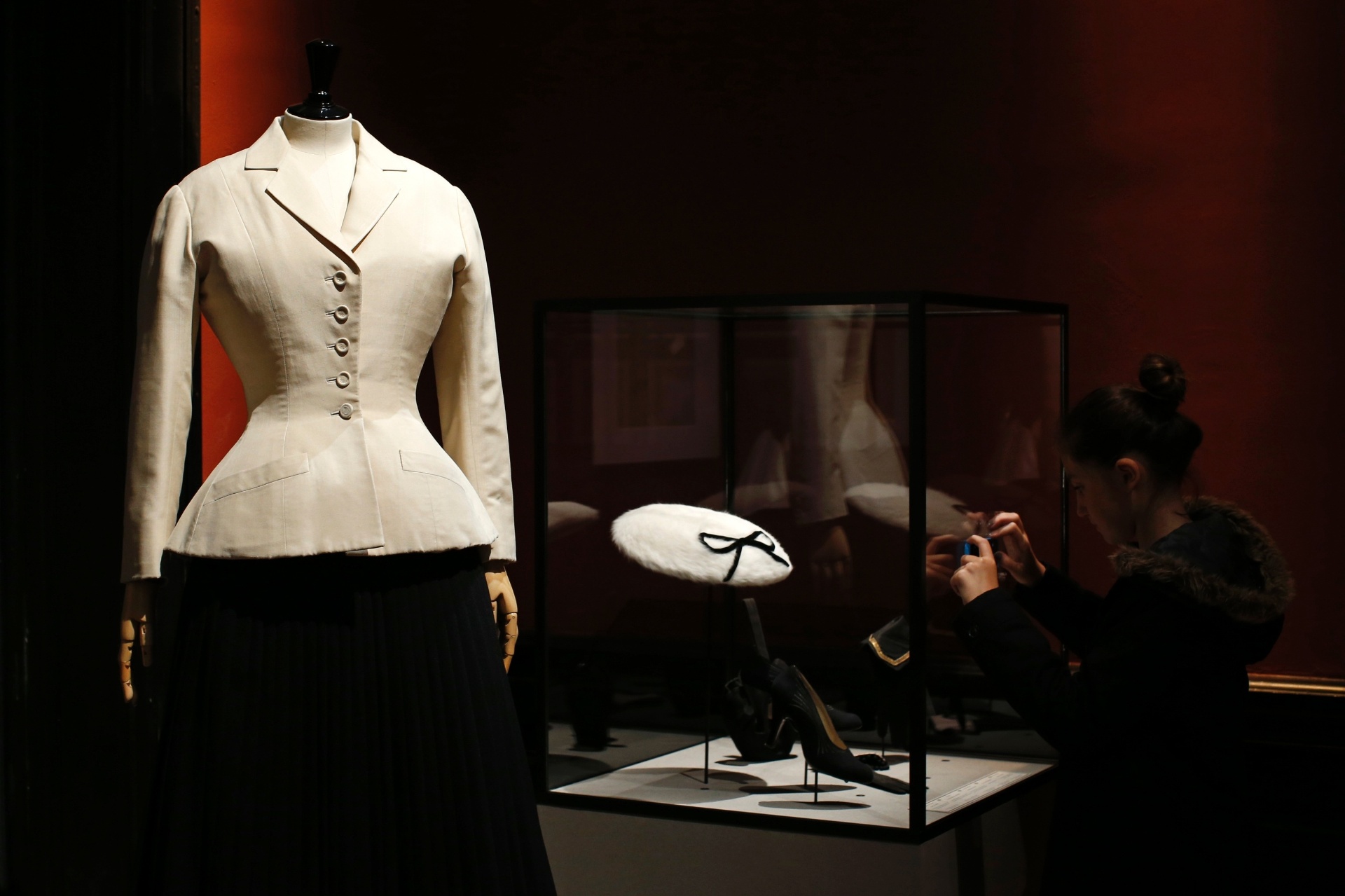 11.jul.2014 - Vestido vintage da Christian Dior exposto na mostra "Les Années 50", realizada no Museu da Moda de Paris, que conta um pouco da elegância da alta-costura dos anos 50 - Benoit Tessier/Reuters
