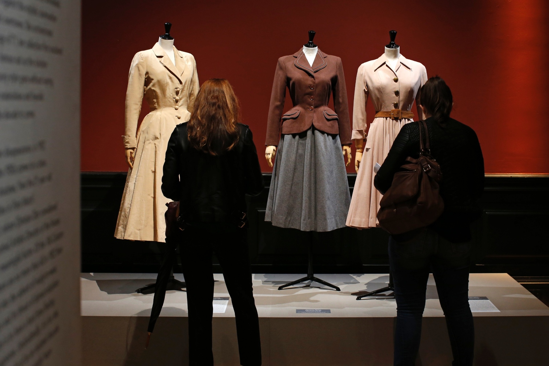 11.jul.2014 - Exposição "Les Années 50", realizada no Museu da Moda de Paris, mostra a elegância da alta-costura dos anos 50 - Benoit Tessier/Reuters