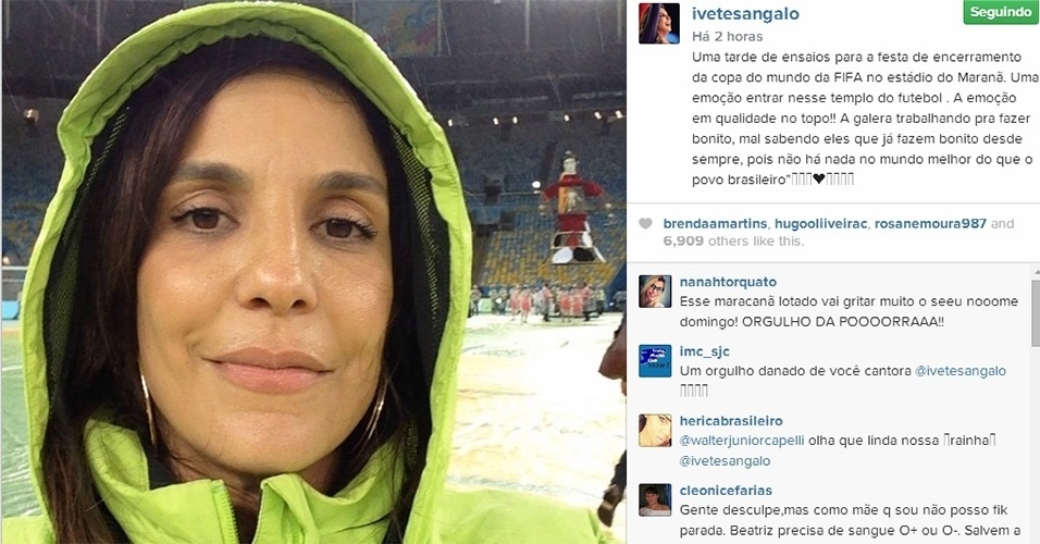 11.jul.2014 - Ivete Sangalo faz selfie no gramado do Maracanã durante os ensaios da festa de encerramento da Copa do Mundo 2014