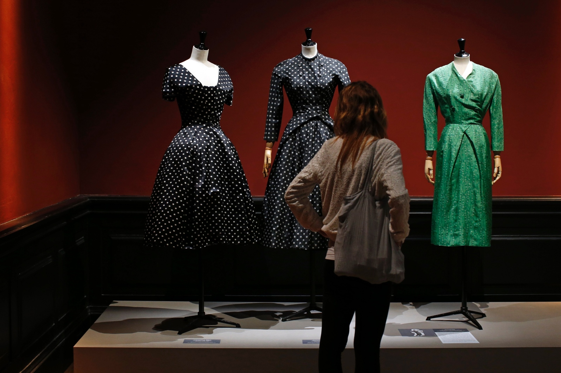 11.jul.2014 - Visitante observa vestidos das grifes Christian Dior, Jacques Heim e Givenchy exibidos na mostra "Les Années 50", realizada no Museu da Moda de Paris - Benoit Tessier/Reuters