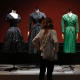 11.jul.2014 - Visitante observa vestidos das grifes Christian Dior, Jacques Heim e Givenchy exibidos na mostra "Les Années 50", realizada no Museu da Moda de Paris - Benoit Tessier/Reuters