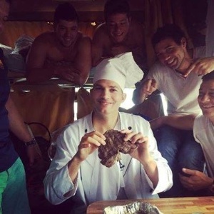 Kutcher degusta culinária argentina 