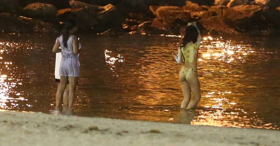 12.jul.2014 - Rihanna está aproveitando bem sua visita ao Rio de Janeiro. A cantora foi clicada se divertindo com amigas na praia da Urca, na noite deste sábado