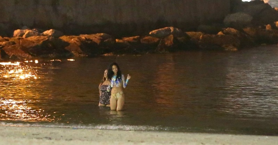 12.jul.2014 - Rihanna está aproveitando bem sua visita ao Rio de Janeiro. A cantora foi clicada se divertindo com amigas na praia da Urca, na noite deste sábado