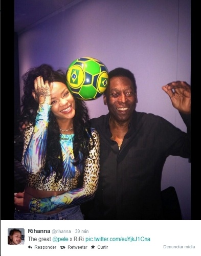12.jul.2014 - Rihanna posta foto batendo bola ao lado de Pelé. "O melhor", escreveu a cantora na legenda da imagem.