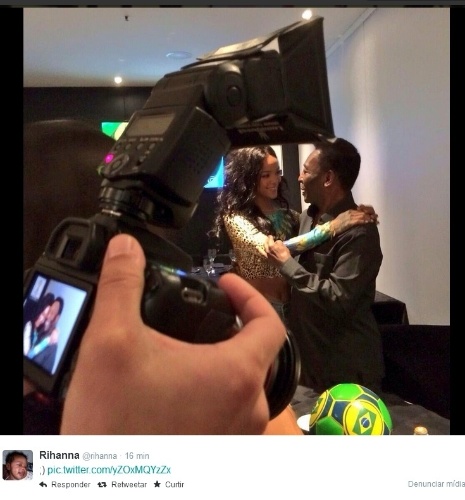 12.jul.2014 - Rihanna posta tietando Pelé, em hotel, no Rio. A cantora está no Brasil à convite de uma marca de cervejas na qual é garota propaganda. Ela deve assistir à final da Copa do Mundo, no Maracanã