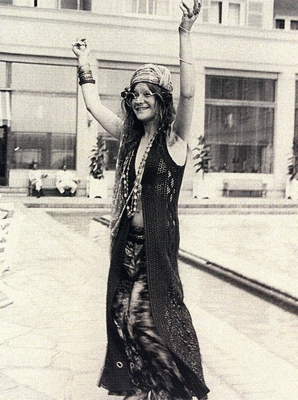 A cantora Janis Joplin, que morreu em 1970, é um ícone do movimento hippie. Ela ficou famosa por compor looks que continham óculos gigantes e arredondados. Seus casacos tinham modelagem grande e estampas psicodélicas. Artigos de brechó, no melhor estilo boho, arrematavam o visual. O cabelão despenteado era outra assinatura da roqueira - Reprodução/"Copacabana Palace - Um Hotel e Sua História"