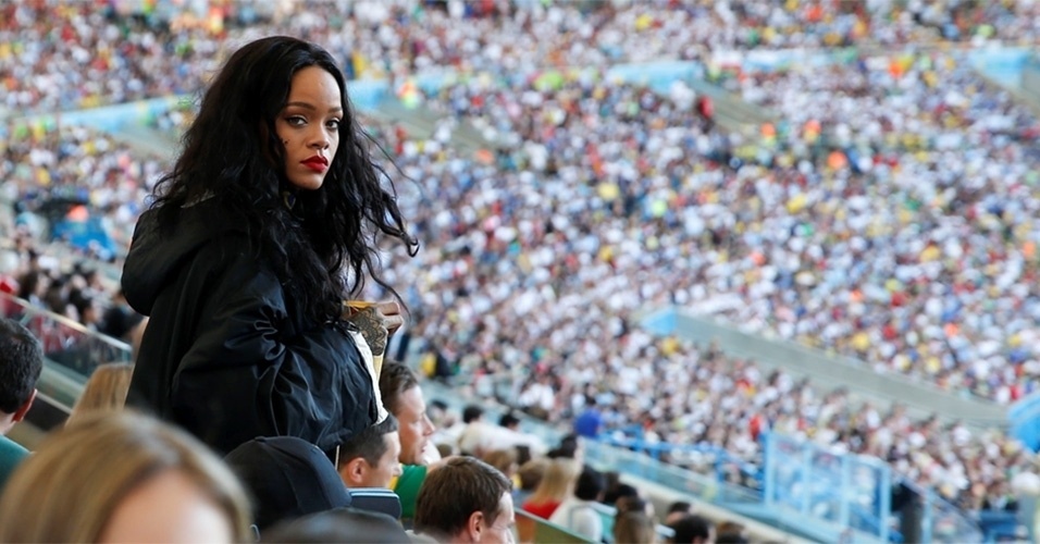 13.jul.2014 - Após declarar seu amor pelo Brasil ao pintar a bandeira do país em seu pescoço, Rihanna assiste à final da Copa do Mundo no Maracanã