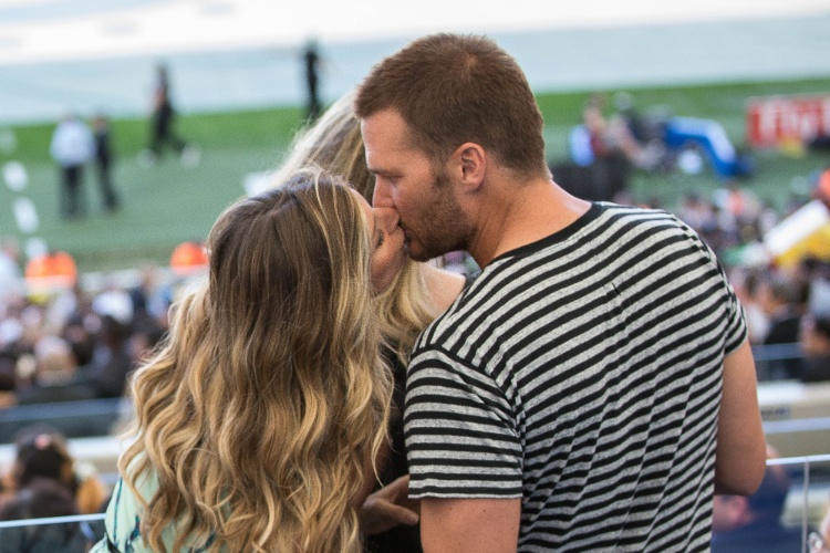 13.jul.2014 - Gisele Bündchen troca beijos com o marido, Tom Brady,