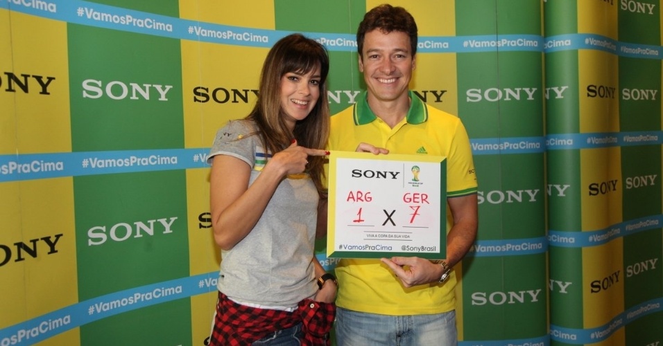 13.jul.2014 - Rodrigo Faro e Vera Viel querem pênaltis na final da Copa