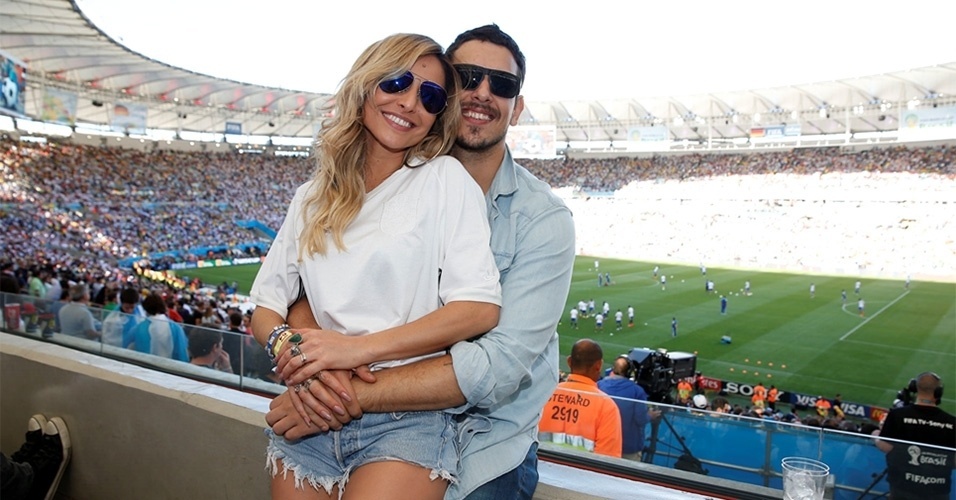 13.jul.2014 - Sabrina e o namorado, João Vicente Castro, marcam presença na final da Copa do Mundo no Maracanã
