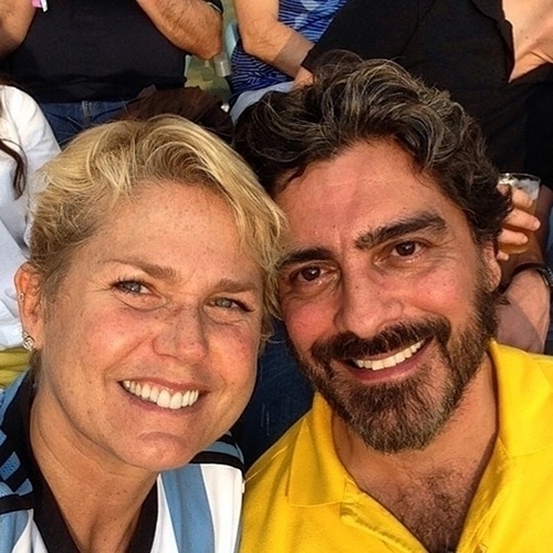 13.jul.2014 - Sem maquiagem, Xuxa assiste com o namorado, Junno, à final da Copa do Mundo no estádio do Maracanã