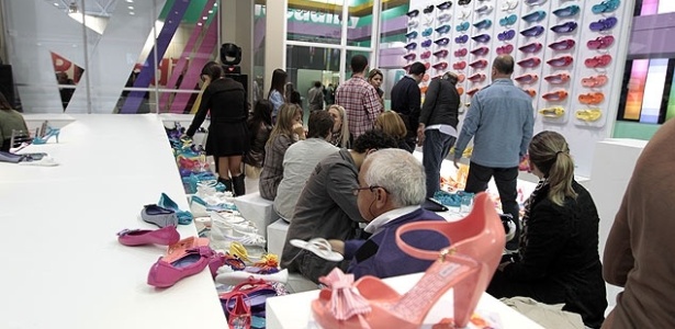 Calçadistas fazem negócio em feira de sapatos Francal - Robson Ventura/Folhapress