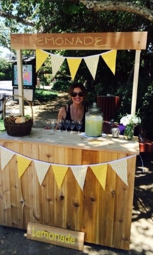 14.jul.2014 - A atriz Sarah Michelle Gellar vende limonadas em foto postada em seu Twitter