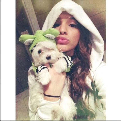 14.jul.2014 - Bruna Marquezine faz selfie com seu cachorro