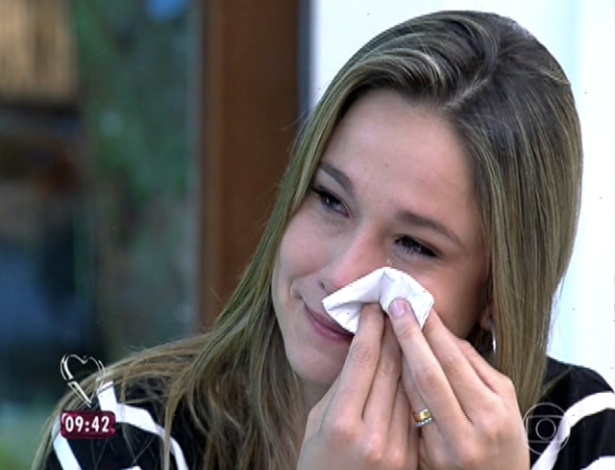 Fernanda Gentil chora com homenagem do pai no "Mais Você"
