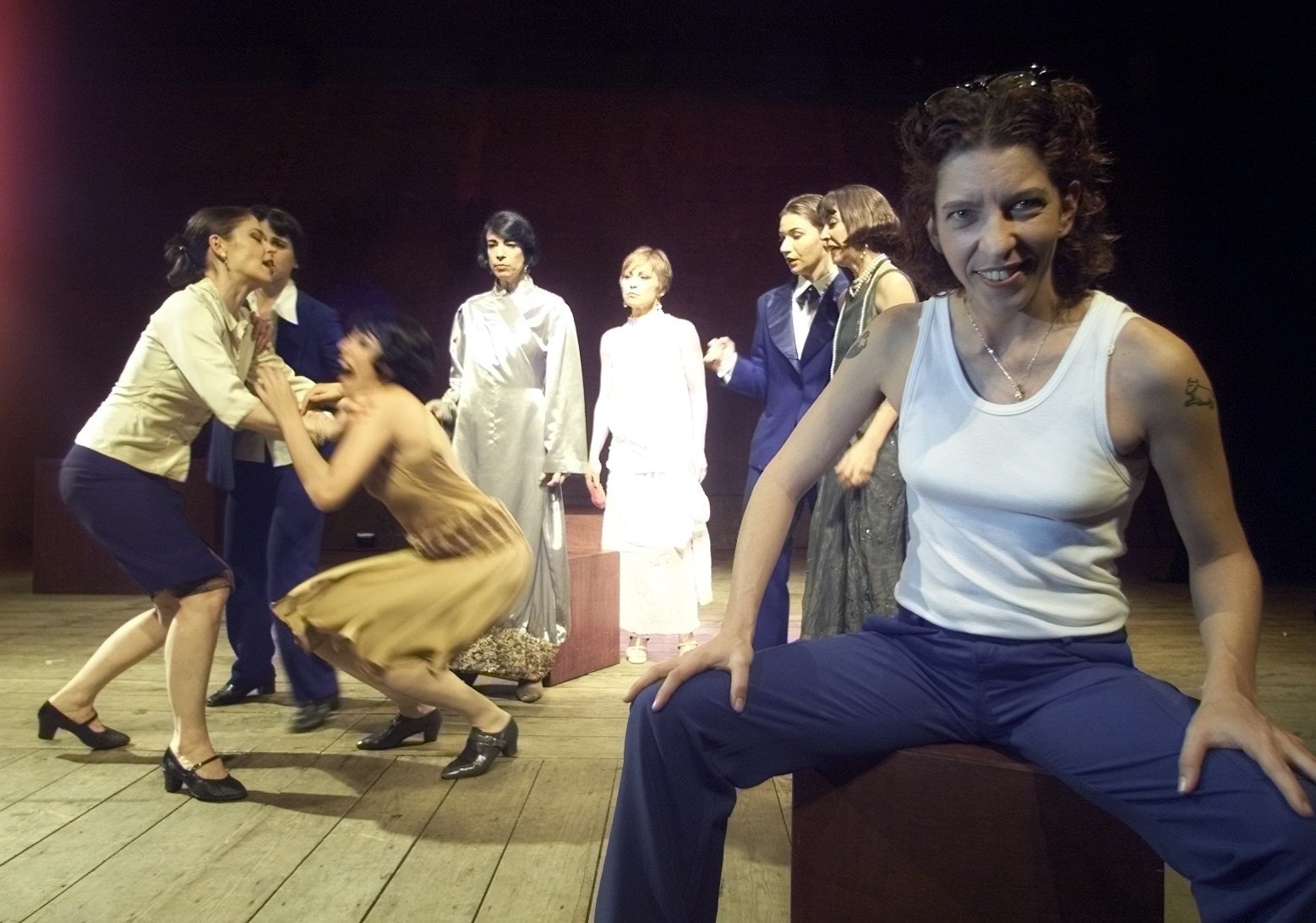 16.jun.2000 - Vange Leonel (em primeiro plano) e o elenco de "As Sereias da Rive Gauche", durante ensaio da peça sobre a vida de sete lésbicas na Paris dos anos 20, em São Paulo - Caio Guatelli/Folhapress