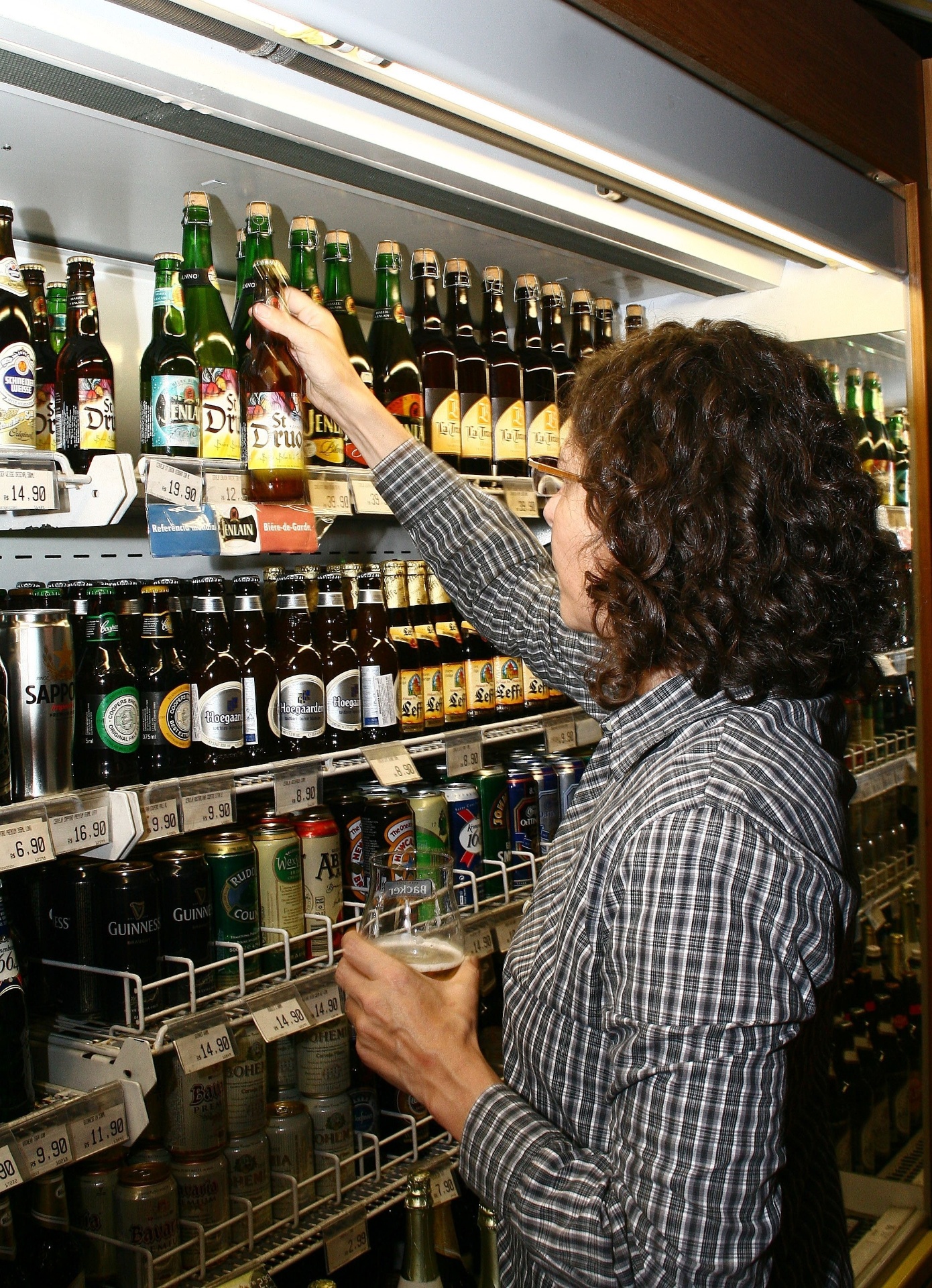 29.mar.2008 - Vange Leonel, então colunista do jornal Folha de S.Paulo, é fotografada escolhendo cervejas para degustar em um bar na avenida Santo Amaro, na região sul de São Paulo - Leandro Moraes/Folhapress