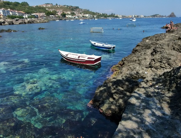 A região de Catania, na ilha italiana da Sicília, exibe praias belíssimas banhadas pelo mar Mediterrâneo - Marcel Vincenti/UOL