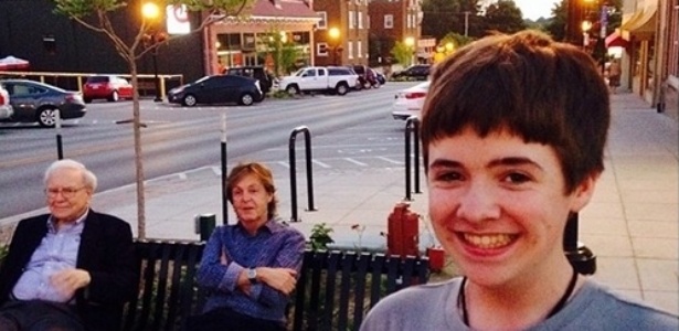 Tom White posta foto com o cantor Paul McCartney e o magnata Warren Buffet ao fundo