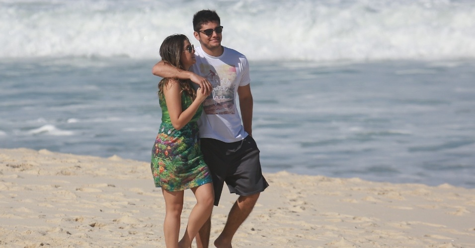15.jul.2014 - Bruno Gissoni e Polliana Aleixo gravam cenas do casal André e Barbara na praia do Recreio dos Bandeirantes, no Rio de Janeiro