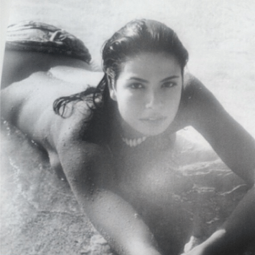 15.jul.2014 - Luciana Gimenez posta foto antiga fazendo topless na praia