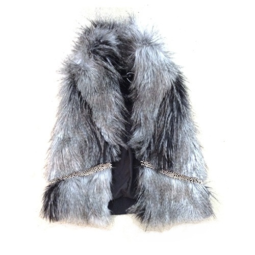 Colete cinza com detalhe bordado, da Ágatha. Preço: R$ 349. Informações: www.agatha.com.br | Preço e disponibilidade pesquisados em maio de 2014 e sujeitos a alterações - Divulgação