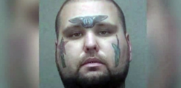 Derek Denesevich, acusado de roubar carteiras de motorista, e seu logo da Bentley tatuado na testa - Reprodução - Reprodução