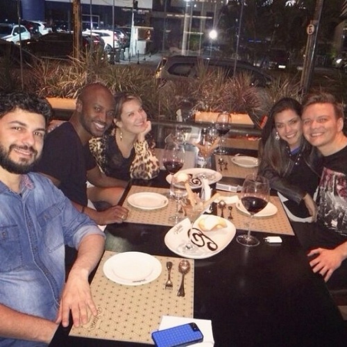 16.jul.2014 - Michel Teló, Thais Fersoza, Thiaguinho e Fernanda Souza jantam juntos no Rio de Janeiro