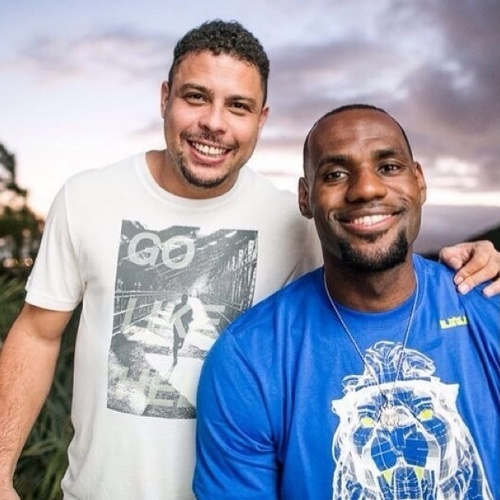 16.jul.2014 - Ronaldo posta foto ao lado do jogador de basquete LeBron James
