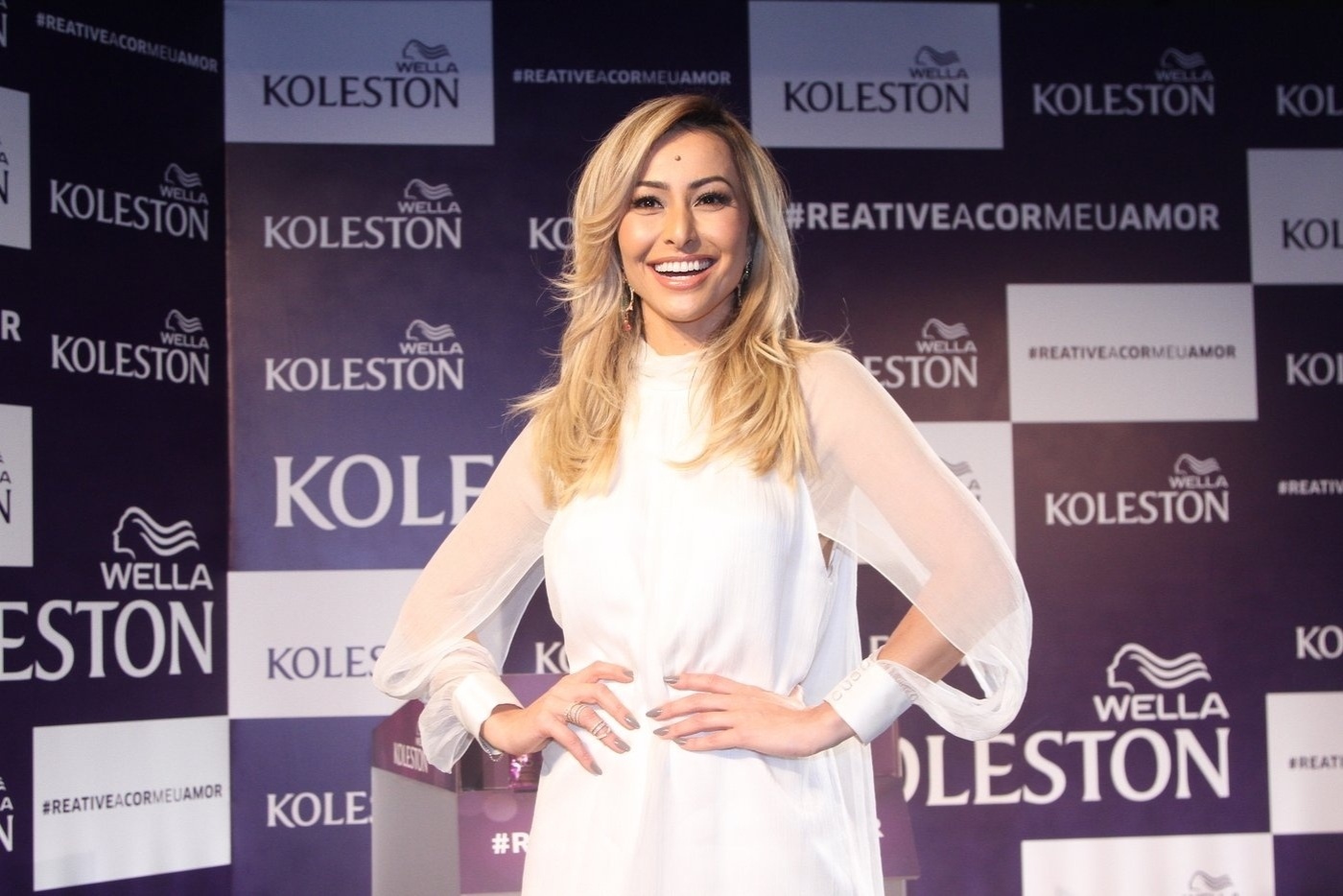 16.jul.2014 - Sabrina Sato retocou as madeixas e apareceu mais loira platinada no evento de uma marca de tinturas, em São Paulo - Cláudio Augusto/Photo Rio News