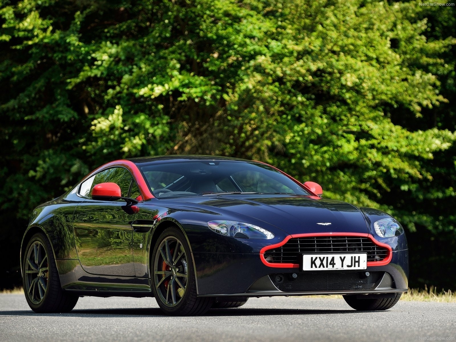 Aston Martin V8 Vantage N430 - Divulgação