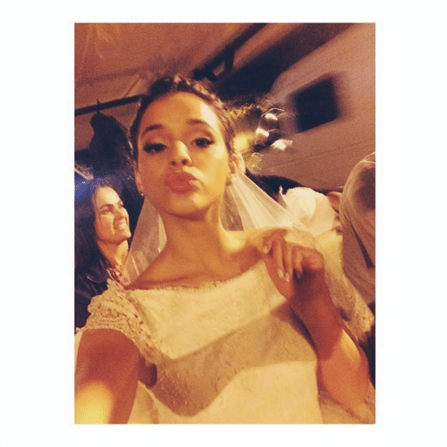 16.jul.2014 - Bruna Marquezine posta foto vestida de noiva durante as gravações de "Em Família". "Selfie da noivinha", escreveu a atriz no Instagram