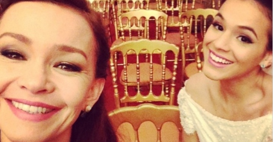16.jul.2014 - Julia Lemmertz com Bruna Marquezine ao fundo aguardam gravações de cenas do casamento de Luiza e Laerte: "Enquanto a gente espera....espera....sorrindo, só rindo , não é princesa?", escreveu a atriz no Instagram
