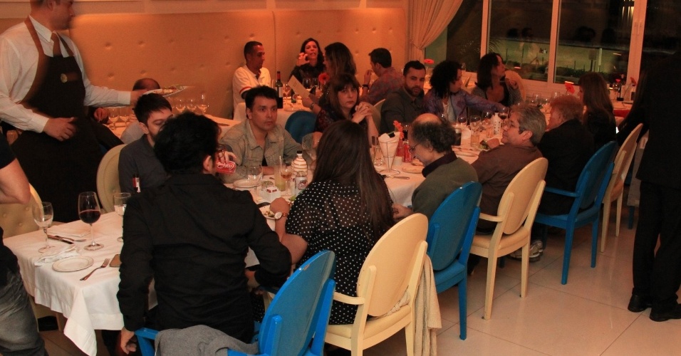 16.jul.2014 - Elenco do "Zorra Total" se reúne durante jantar de despedida do ex-diretor do humorístico, Maurício Sherman, em restaurante no bairro de Ipanema, na zona sul do Rio de Janeiro