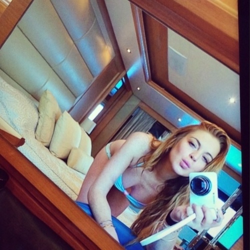 17.jul.2014 - Em trajes sensuais, Lindsay Lohan fez uma selfie para lá de sexy em frente ao espelho e ganhou elogios dos fãs, que a chamaram de talentosa, linda e rainha. "Enviando amor e beijos a todos", escreveu Lilo no Instagram