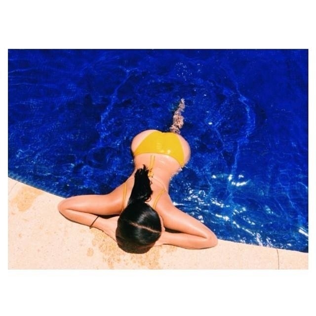 17.jul.2014 - Kim Kardashian divulgou uma foto onde aparece tomando Sol em uma piscina. A socialite chamou atenção pelo bumbum avantajado e recebeu elogios dos fãs