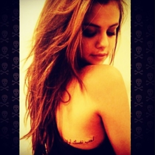 17.jul.2014 - Selena Gomez mostrou aos fãs no Instagram a tatuagem de uma frase em árabe que ela fez nas costas. "Ame você mesmo em primeiro lugar", diz a tattoo segundo o site "E! News". "Pequeno presente para a minha amiga Selena Gomez", disse o tatuador Bang Bang McCurdy, responsável pelo desenho