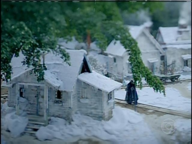 A neve deixa as casas da Vila de Santa Fé branquinhas no inverno. Para dar esse aspecto de neve, a produção da novela usou vários materiais como papel, plástico, resina e gesso