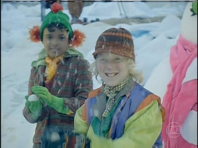 As crianças se divertem jogando bolas de neve em Giácomo. Vários materiais foram usados para dar esse aspecto de neve, como papel, plástico, resina e gesso