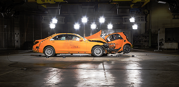 Momento da colisão entre Mercedes-Benz Classe S e smart fortwo. Subcompacto chega a sair do chão, mas célula de sobrevivência resiste ao choque - Divulgação