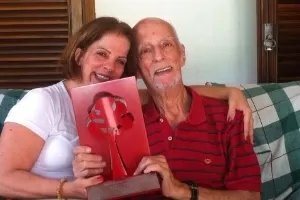 Raquel e o pai, o escritor Rubem Alves, que está internado com infecção pulmonar - Reprodução/Facebook