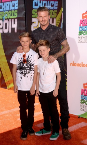 17.jul.2014 - David Beckham e os filhos Romeo e Cruz passam pelo tapete vermelho do prêmio Nickelodeon Kids' Choice Sports Awards,