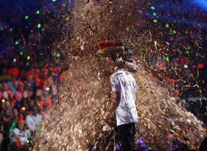 17.jul.2014 - Ao receber o prêmio Nickelodeon Kids' Choice Sports Awards pelo seu trabalho como jogador de futebol e "honra ao seu talento de espírito esportivo", David Beckham ficou tomado por uma gosma jogada no palco do evento, em Los Angeles, nos Estados Unidos